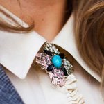 брошка с камнями