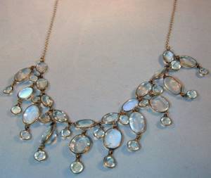 Лунный камень: значение, магические и лечебные свойства для человека ...