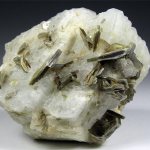 камень альбит