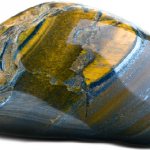 Камень соколиный глаз