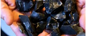 камень в руках