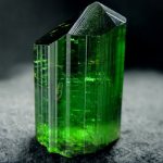 Камень зелёный турмалин