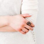 Кольцо на пальце