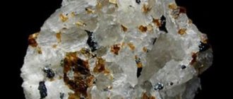 Криолит (Cryolite) фото камня