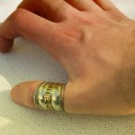 Мужская рука с кольцом