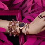 На какой руке носить браслет женщине: учимся правильно носить золотые и серебряные украшения на руке