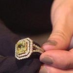 обручальное кольцо желтый бриллиант