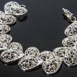 Почему желтеет серебро