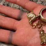 ТОП-3 причины, почему под золотым кольцом чернеет палец опасно ли это на самом деле